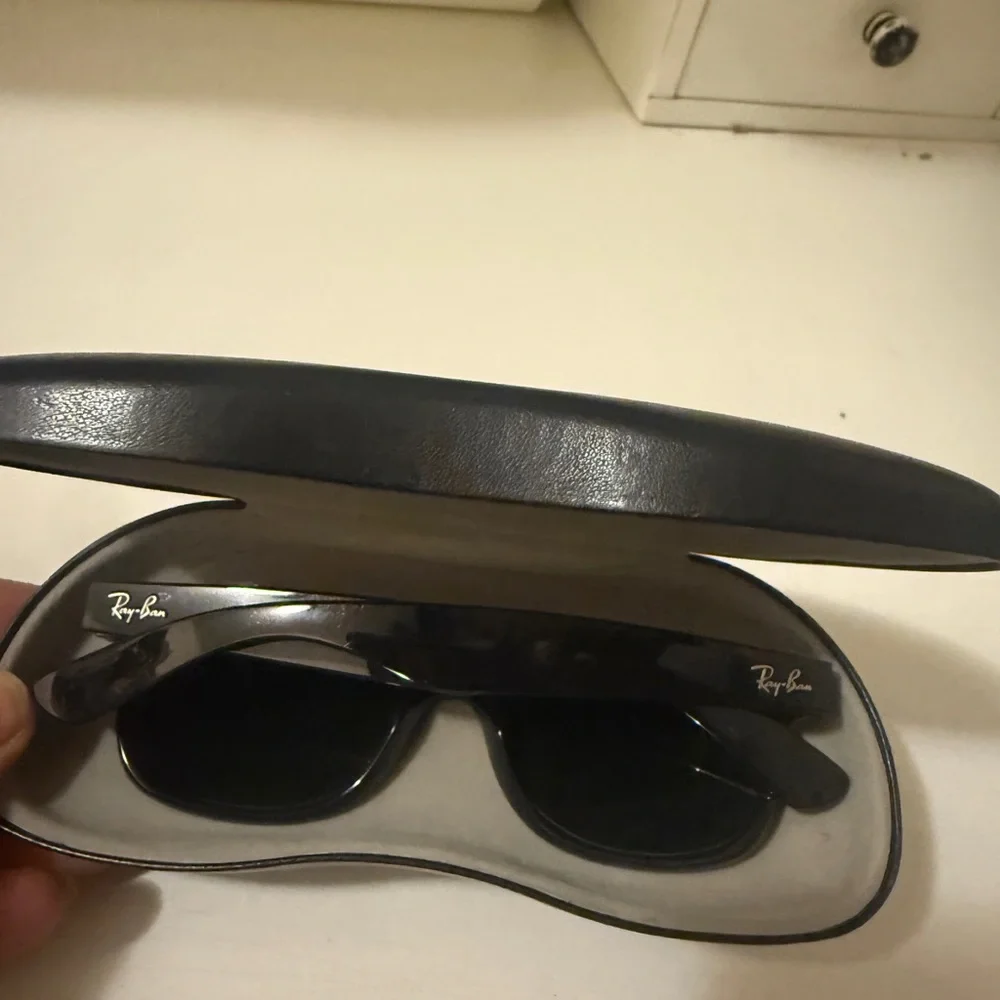 Ray-Ban Classic Black Sunglasses with Case in excellent conditions high quantity